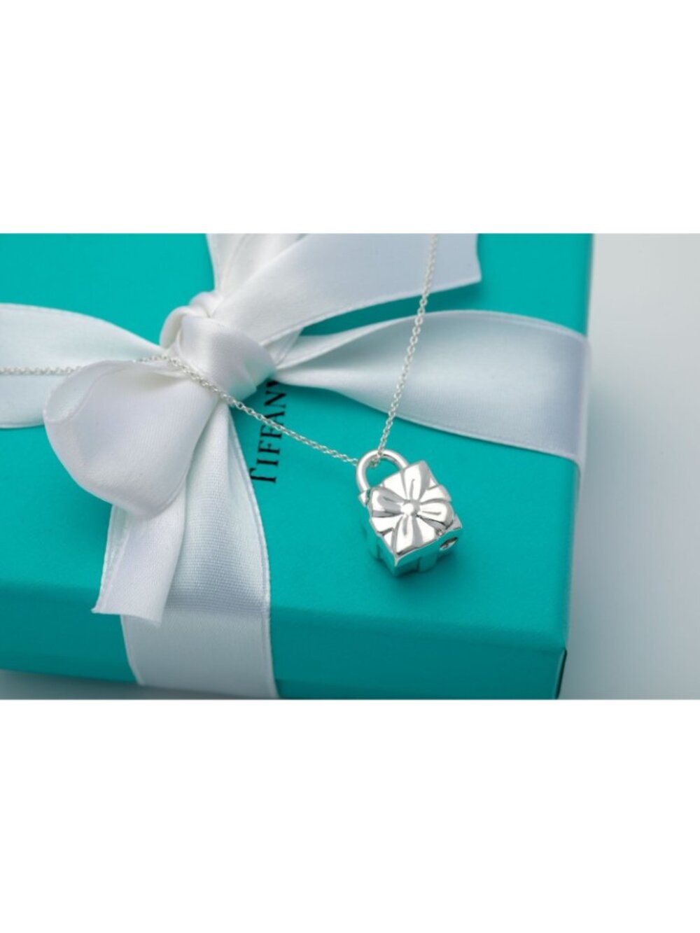Tiffany & Co Pendant Bow Gift Box Present Lock Necklace in Silver on a 16" Chain - Picture 5 of 8